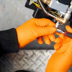 Granberg 960 oransje nitril engangshansker brukt i mekanisk arbeid – sikkert grep og kjemikaliebestandighet
