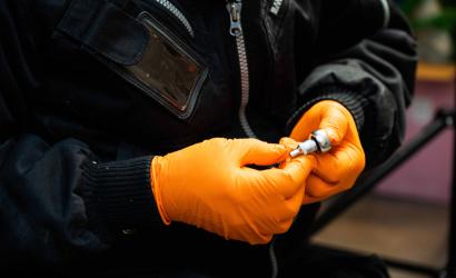 Granberg 960 oransje nitril engangshansker i presisjonsarbeid – fiskeskjellgrep for sikkert tak på små deler
