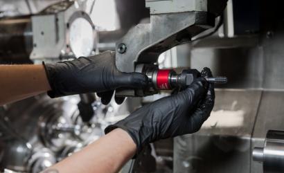 Granberg 970 svarte nitril engangshansker brukt ved maskinbearbeiding – fiskeskjellgrep for sikkert tak på verktøy og smådeler
