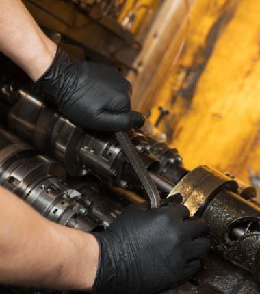 granberg-970-nitrilhansker-i-bruk-maskinvedlikehold