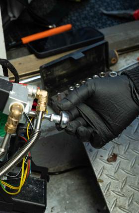 Granberg 970 svarte nitril engangshansker i presisjonsmontering av rørkobling – fiskeskjellgrep for sikkert tak i trange, oljete omgivelser
