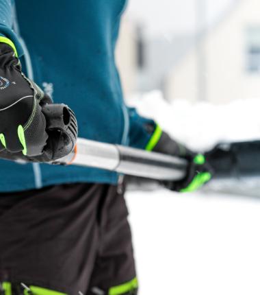 Vanntette monteringshansker med godt grep på verktøy i kulde