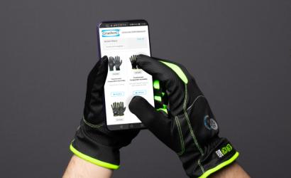 Berøringsskjerm-kompatible arbeidshansker brukes på smarttelefon i kulde