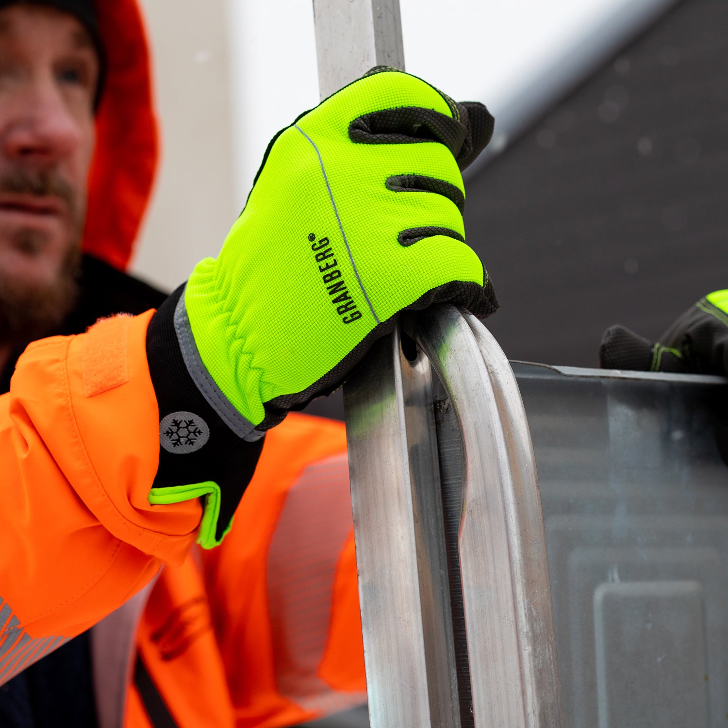 Granberg EX 8110 vinterhansker i bruk på byggeplass, godt grep og høy synlighet