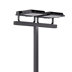 LED flomlys montert på mast med dobbel armatur for store uteområder