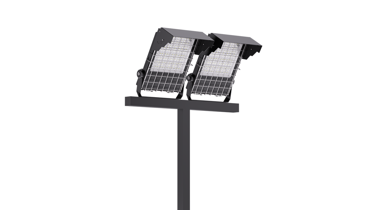 To Slim G3 LED flomlys IP66 IK10 montert på lysmast for belysning av parkeringsplasser, idrettsanlegg og industriområder.