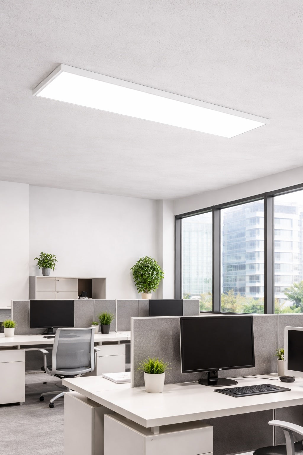 LED panel 300x1200 UGR<19 montert i tak uten systemhimling – jevn belysning i moderne kontormiljø