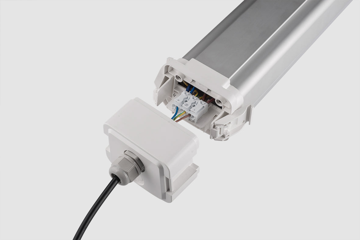 Åpent endelokk med kabelnippel og hurtigklemmer (L/N/PE) på LED tri-proof industriarmatur – verktøyfri tilkobling, IP65